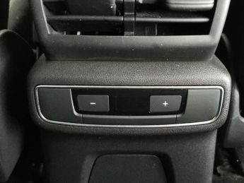 Audi Q4 E-tron 40 S line 82kWh (204 ps) - LED - HEATED SEATS - SPORTS SEATS