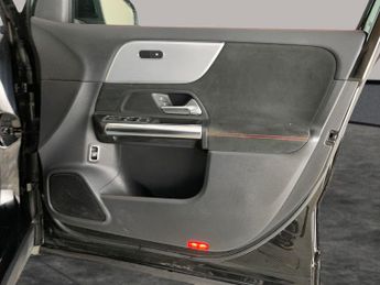 Mercedes-Benz EQA EQA 250 66.5kWh AMG Line (190 ps) - REVERSE CAM - NAV - ADAPTIVE