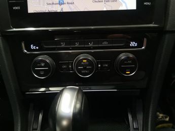 Volkswagen E-golf 35.8kWh e-Golf (136 ps) - CLIMATE CONTROL - DAB - USB AUDIO