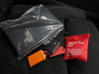 Volvo XC40 Recharge 69kWh Plus (231 ps) - LED - REVERSE CAM - HEATED SEATS