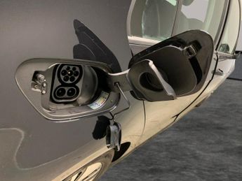 Volkswagen E-golf 35.8kWh e-Golf (136 ps) - CLIMATE CONTROL - DAB - USB AUDIO