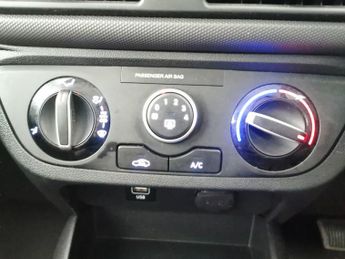 Hyundai i10 1.0 SE Connect (67 ps) - CRUISE - CLIMATE CONTROL - DAB