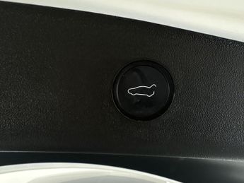 Tesla Model 3 Saloon RWD (241 bhp) - LED - REVERSE CAM - NAV