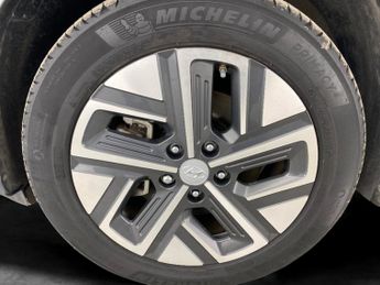 Hyundai Kona 39kWh SE Connect (10.5kW Charger) (136 ps) - LANE DEPARTURE  - B