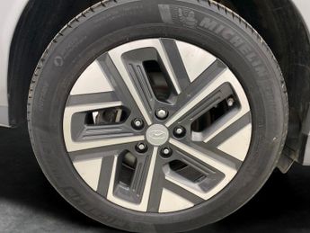 Hyundai Kona 39kWh SE Connect (10.5kW Charger) (136 ps) - LANE DEPARTURE  - B