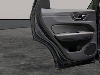 Volvo XC60 2.0h T6 Recharge 11.6kWh R-Design Plug-in AWD (340 ps) - HEATED 