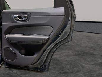 Volvo XC60 2.0h T6 Recharge 11.6kWh R-Design Plug-in AWD (340 ps) - HEATED 