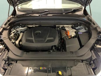 Volvo XC60 2.0h T6 Recharge 11.6kWh R-Design Plug-in AWD (340 ps) - HEATED 