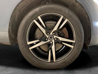 Volvo XC60 2.0h T6 Recharge 11.6kWh R-Design Plug-in AWD (340 ps) - HEATED 