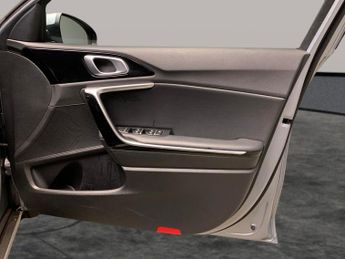 Kia Xceed 1.6 GDi 8.9kWh 3 Plug-in DCT (139 bhp) - HEATED STEERING - LANE 