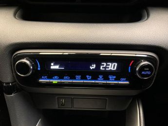 Toyota Yaris 1.5 VVT-h Icon E-CVT (116 ps) - BLUETOOTH - AIR CON - AUTO HEADL