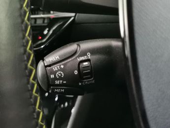 Peugeot E-2008 50kWh GT (136 ps) - LED - REVERSE CAM - NAV