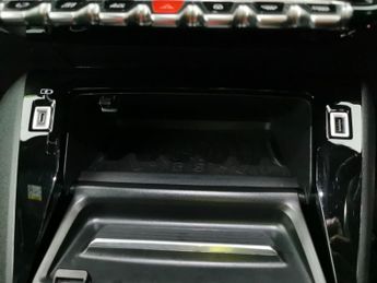 Peugeot E-2008 50kWh GT (136 ps) - REVERSE CAM - NAV - HEATED SEATS