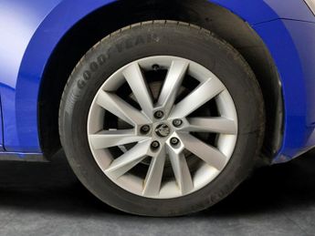 Skoda Superb 2.0 TDI SE DSG (122 ps) - PARK SENSORS - 18IN ALLOYS - AIR CON