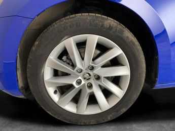 Skoda Superb 2.0 TDI SE DSG (122 ps) - PARK SENSORS - 18IN ALLOYS - AIR CON