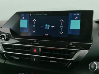 Citroen e-C4 50kWh Shine Plus (7.4kW Charger) (136 ps) - REVERSE CAM - NAV