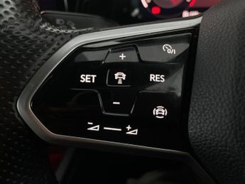 Volkswagen Golf 2.0 TDI R-Line DSG (150 ps) - BLUETOOTH - PARK SENSORS