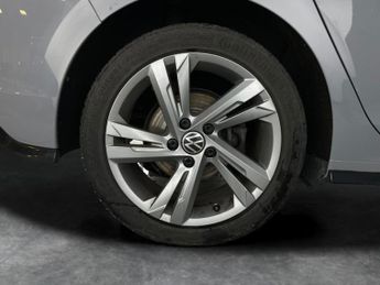 Volkswagen Golf 2.0 TDI R-Line DSG (150 ps) - BLUETOOTH - PARK SENSORS