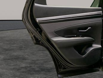 Hyundai Tucson 1.6 h T-GDi 13.8kWh Premium Plug-in 4WD (265 ps) - HEATED SEATS