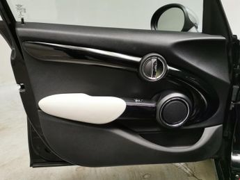 Mini Hatch 2.0 Cooper S (192 ps) - PAN ROOF - 18IN ALLOYS - LED