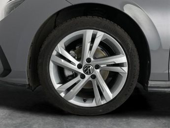 Volkswagen Golf 2.0 TDI R-Line DSG (150 ps) - BLUETOOTH - PARK SENSORS