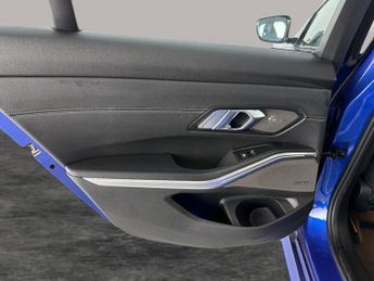 BMW 3 Series 2.0 320i M Sport (184 ps) - CARPLAY - PARK ASSIST - LED