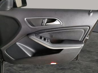 Mercedes-Benz GLA 1.6 GLA180 GPF Urban Edition 7G-DCT (122 ps) - KEYLESS-GO - BLUE