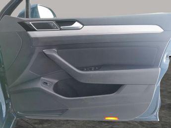 Volkswagen Passat 2.0 TDI SE Nav DSG (122 ps) - AIR CON - USB AUDIO - AUTO HEADLIG