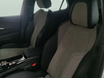 Peugeot E-2008 50kWh GT Premium (136 ps) - KEYLESS ENTRY - LED - REVERSE CAM