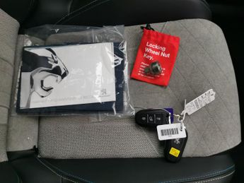 Peugeot E-2008 50kWh GT Premium (136 ps) - KEYLESS ENTRY - LED - REVERSE CAM