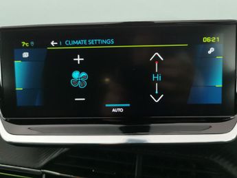 Peugeot E-2008 50kWh GT Premium (136 ps) - KEYLESS ENTRY - LED - REVERSE CAM