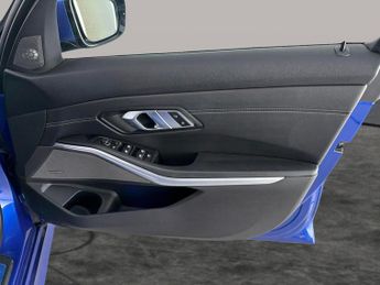 BMW 3 Series 2.0 320i M Sport (184 ps) - CARPLAY - PARK ASSIST - LED