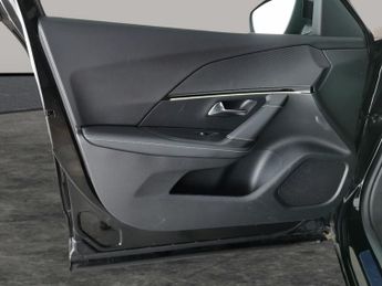 Peugeot E-2008 50kWh GT (136 ps) - LED - REVERSE CAM - NAV
