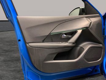 Peugeot E-2008 50kWh GT Premium (7kW Charger) (136 ps) - KEYLESS ENTRY - LED - 