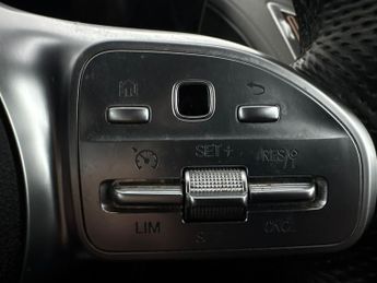 Mercedes-Benz EQC EQC 400 80kWh AMG Line 4MATIC (408 ps) - HEATED LEATHER - COMFOR