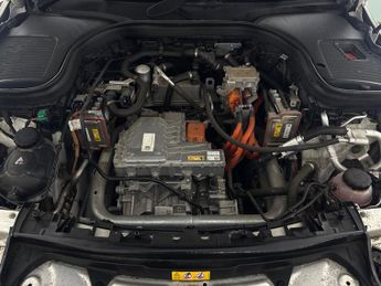 Mercedes-Benz EQC EQC 400 80kWh AMG Line 4MATIC (408 ps) - HEATED LEATHER - COMFOR