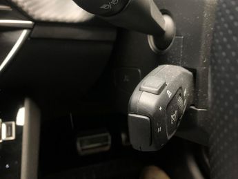 Peugeot E-208 50kWh GT (136 ps) - LED - REVERSE CAM - NAV