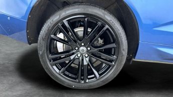 Volvo XC60 2.0h T8 Twin Engine 10.4kWh R-Design Pro Plug-in AWD (407 ps) - 