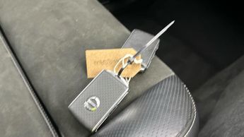 Volvo XC60 2.0h T8 Twin Engine 10.4kWh R-Design Pro Plug-in AWD (407 ps) - 