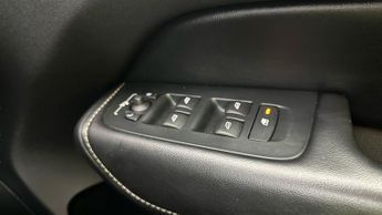 Volvo XC60 2.0h T8 Twin Engine 10.4kWh R-Design Pro Plug-in AWD (407 ps) - 