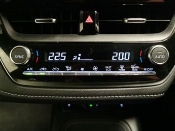 Toyota Corolla 1.8 VVT-h Design CVT (140 ps) - REVERSE CAM - NAV - HEATED SEATS