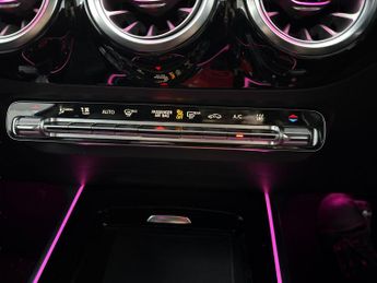 Mercedes-Benz EQA EQA 250 66.5kWh AMG Line (190 ps) - ADAPTIVE LIGHTS - HEATED LEA