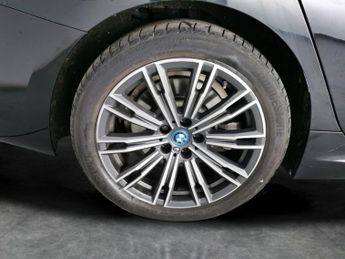 BMW 3 Series 2.0 330e 12kWh M Sport Touring Plug-in (292 ps) - REVERSE CAM