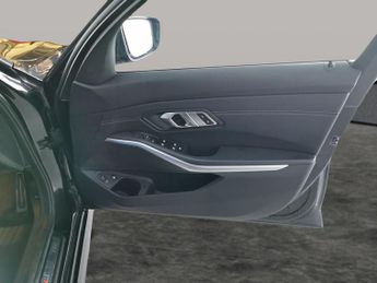 BMW 3 Series 2.0 330e 12kWh M Sport Touring Plug-in (292 ps) - REVERSE CAM