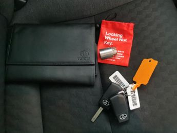 Toyota Yaris 1.5 VVT-h Design E-CVT (116 ps) - BLUETOOTH - DRIVING MODES - DI