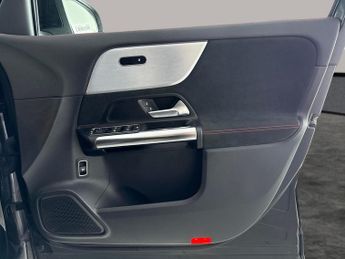 Mercedes-Benz EQA EQA 250 66.5kWh AMG Line (190 ps) - ADAPTIVE LIGHTS - HEATED LEA