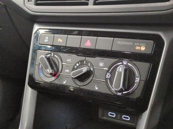 Volkswagen T-cross 1.0 TSI Active DSG (110 ps) - PARK SENSORS - AIR CON - DAB