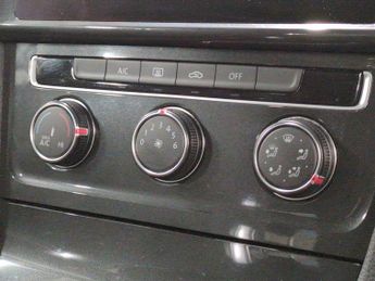 Volkswagen Golf 1.6 TDI SE Nav DSG (115 ps) - CAR-NET APP-CONNECT - PARK SENSORS