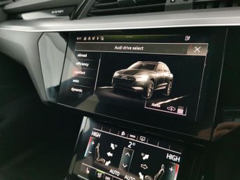 Audi e-tron 50 S line quattro 71.2kWh (313 ps) - KEYLESS ENTRY - LED - REVER