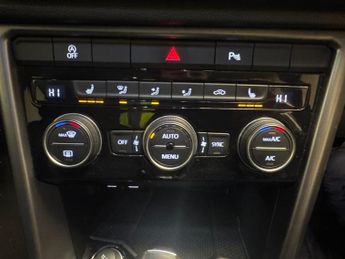 Volkswagen T-Roc 1.5 TSI EVO Active DSG (150 ps) - HEATED SEATS - DAB - BLUETOOTH